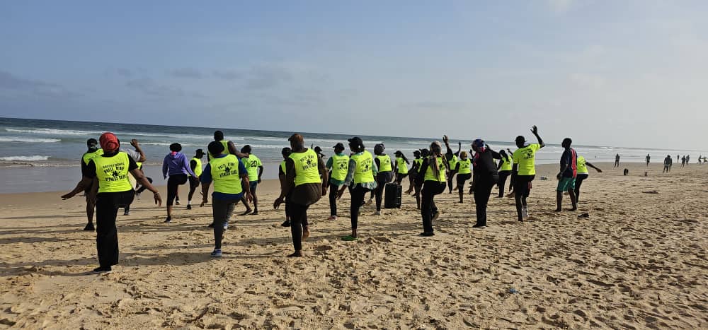 Activité sportive collective ADPO Fitness Club sur la plage